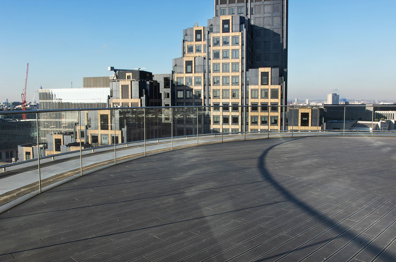 balcony-balustrade-grey-composite-decking