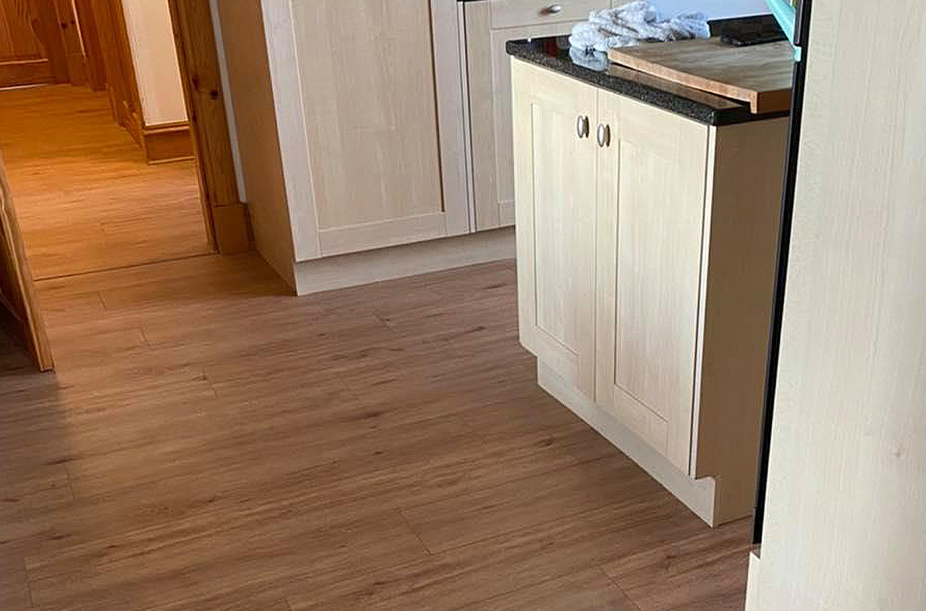 kitchen-oak-brown-laminate-flooring